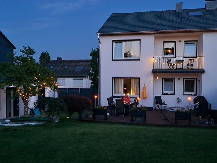 Bellissima casa bifamiliare con ampio giardino, piscina, garage, cucina componibile ecc. – Ansicht von Hinten