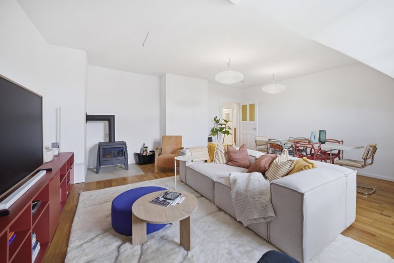 Schönstes Schwabing -kernsanierte DG-Wohnung in denkmalgeschütztem Altbau – Wohnzimmer mit neuem Kaminofen