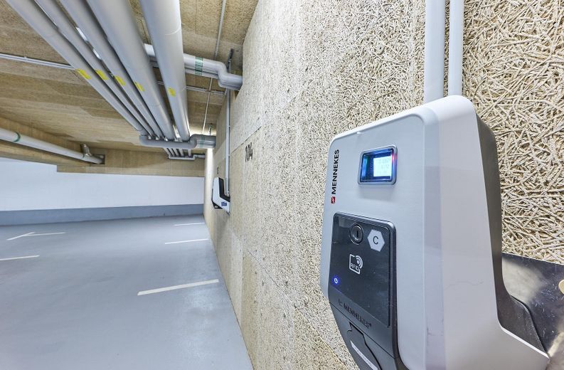 Neubau: Helle und ruhige Zwei-Zimmer-Wohnung mit luxuriöser Innenausstattung mit Balkon und EBK – Tiefgarage 2