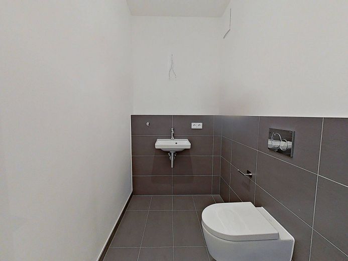 Confort residencial de categoría en una ubicación tranquila: Amplio piso nuevo de 3 habitaciones con terraza soleada y cocina equipada – Gäste-WC