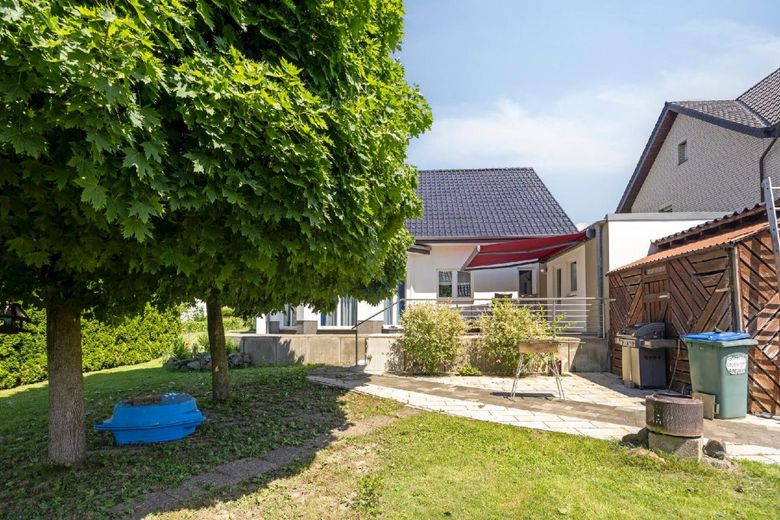 Wohnen mit Zukunft: Einfamilienhaus mit Wärmepumpe, Kamin und Effizienzklasse A+ – Garten #1 m. Blick. R. 2. Terrasse