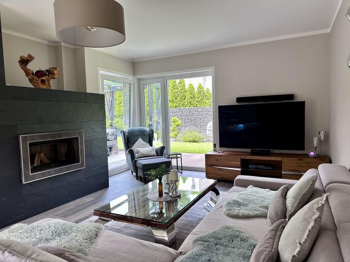 Casa unifamiliare di alta qualità in costruzione massiccia con moderna tecnologia energetica e giardino elegante – Foto 6