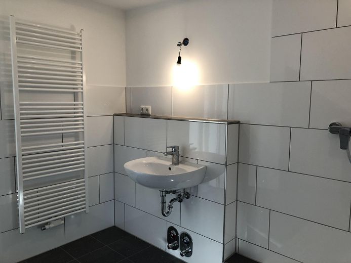 Exklusive Dachgeschosswohnung mit 2 Zimmern sowie Loggia in bevorzugter Lage von Plön – Badezimmer
