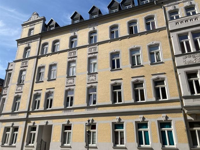 Großzügige und vermietete 1-Zimmer mit EBK, Dusche und Laminat in zentraler Lage! – Hausansicht