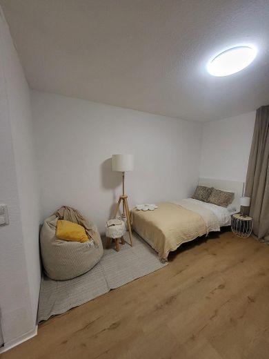 Renoviertes und möbliertes Studentenapartment im Zentrum von Erlangen, provisionsfrei, bezugsfertig – Schlafbereich