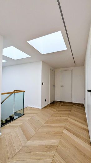 Kernsanierte Unternehmervilla mit einzigartigem Weitblick und luxuriöser Ausstattung – Flur OG