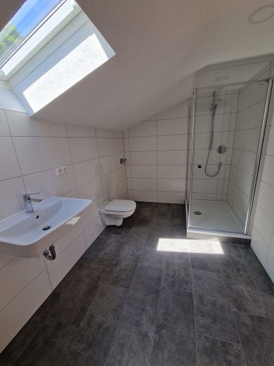 Helle 2,5-Zi-DG-Wohnung mit großer Wohnküche in ruhiger Waldrandlage – 5 Min nach Heidenheim – Bad