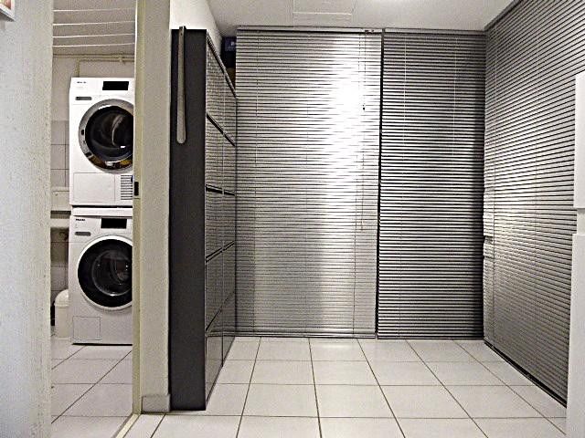 Skrajny dom szeregowy w architekturze split-level, wszystko oprócz zwyczajności! – Waschen, Trocknen, Abstellen