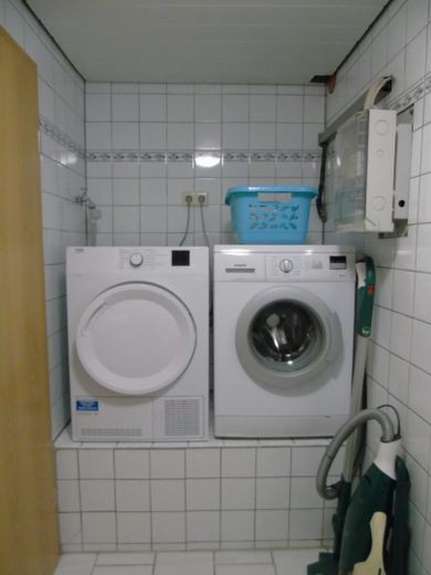 Appartamento seminterrato modernizzato in posizione tranquilla con terrazza, giardino e posto auto – Toilett mit Sockel für Geräte