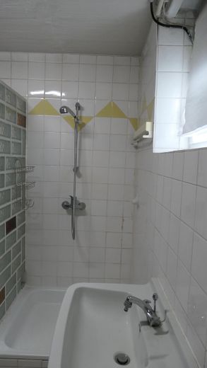 Lankwitz में टैरेस और बड़े बगीचे वाला सुंदर एकल-परिवार का घर – Dusche und Waschbecken im KG