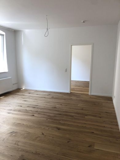 Stilvoll kernsanierter 2-Zi-Altbau – Wohnzimmer