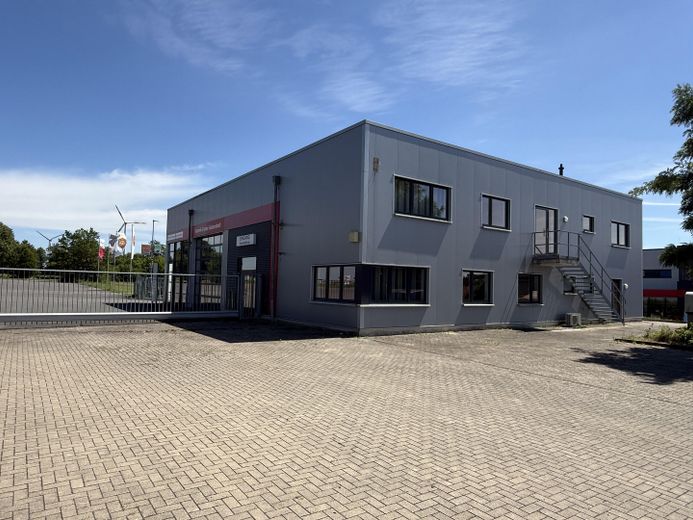 Modernes Technikcenter mit Ausstellungshalle und großem Grundstück direkt an der B444 – Kundenübergabehalle / Büros