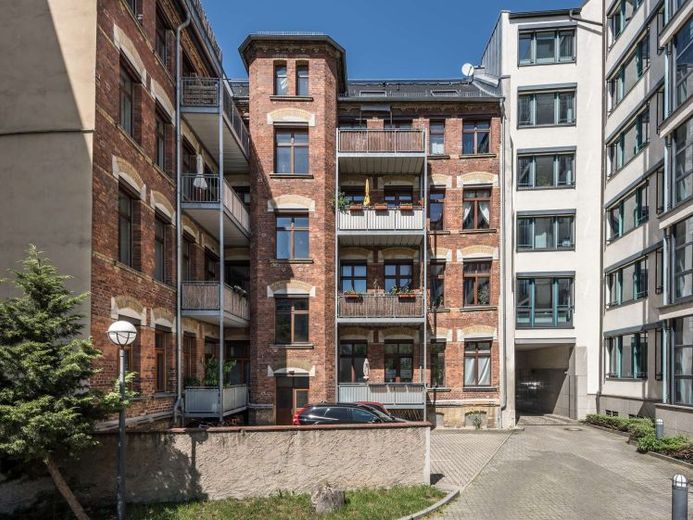 Großzügiges Wohnen mit Stil – 4-Zimmer-Altbauwohnung mit Südbalkon – Foto 1