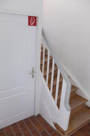Schöne Maisonettewohnung =  Haus im Haus / gewerblich geeignet als Mitarbeiter-Unterkunft – EG zu OG Treppe zur Wohnung