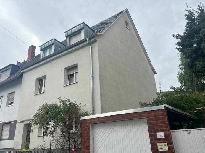charmante Erdgeschoßwohnung mit kleinem Garten – Hausansicht