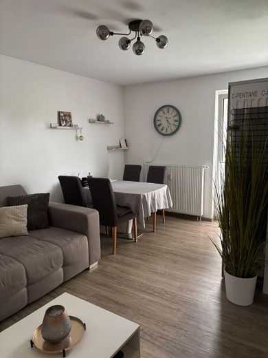 moderne 3 Zimmer-Wohnung mit Balkon in Kaufungen – Wohnzimmer