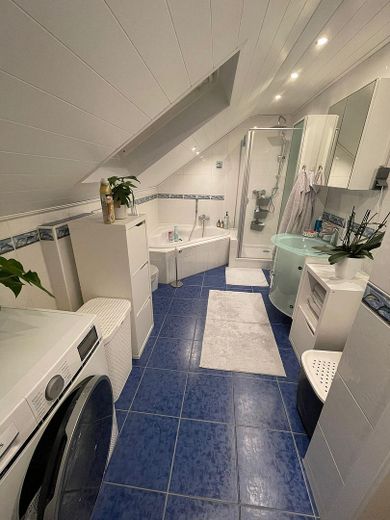 Helle 3-Zimmer-Dachwohnung in zentraler Lage von Rodenbach – Badezimmer