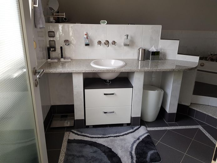 Top Maisonettewohnung mit Balkon, EBK und Klimaanlagen zu vermieten – Bad