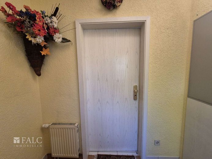 Möblierte 4-Raum-Wohnung min. für 12 Monate mit Garten - FALC Immobilien – Wohnungseingang