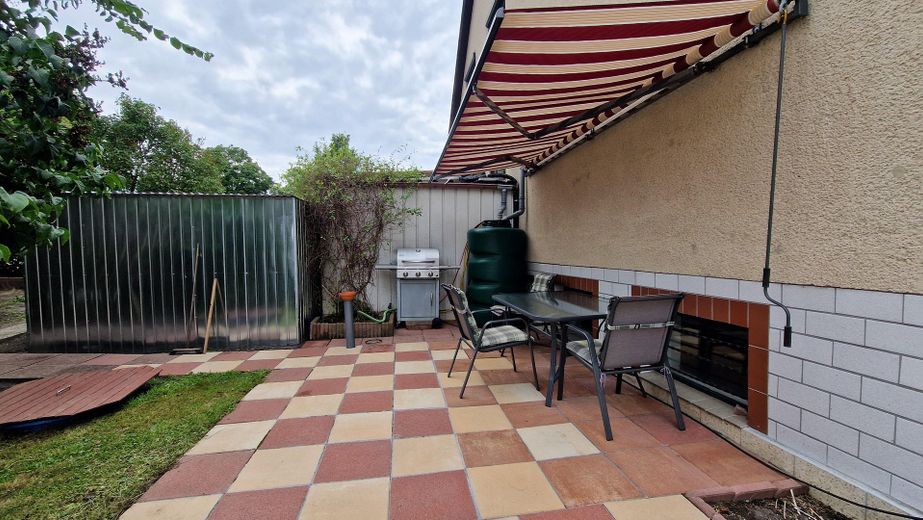 Casa a schiera di testa con camino e moderno impianto di riscaldamento ibrido a gas a Berlino-Rudow – Grillecke mit Garagen