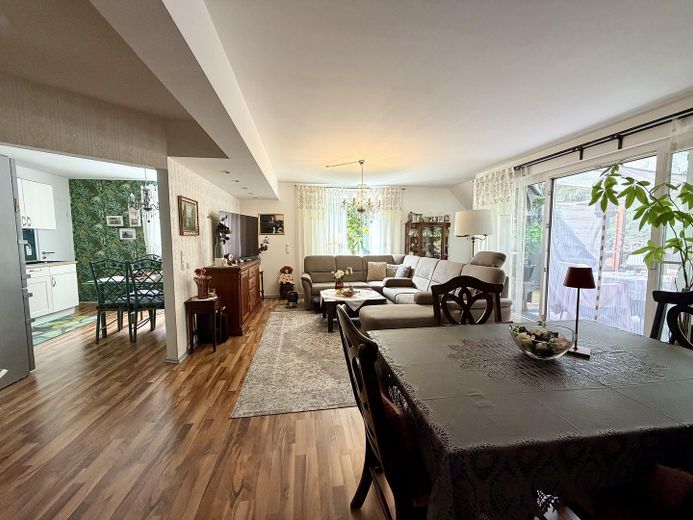 100m² Wohnung mit Fußbodenheizung, Klimaanlage, Balkon, 2 PKW Stellplätze – Foto 7