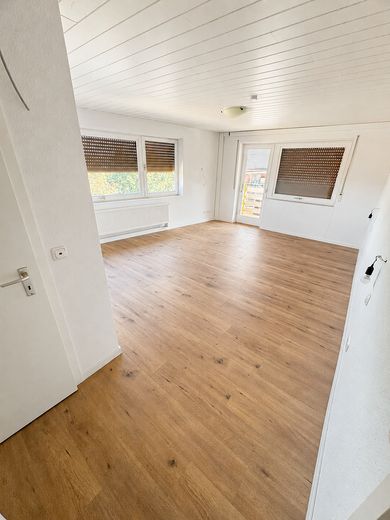 Renovierte 3-Zimmer-Wohnung mit Balkon & schönem Ausblick in Laubenheim – Wohnzimmer mit Küchenanschlüss