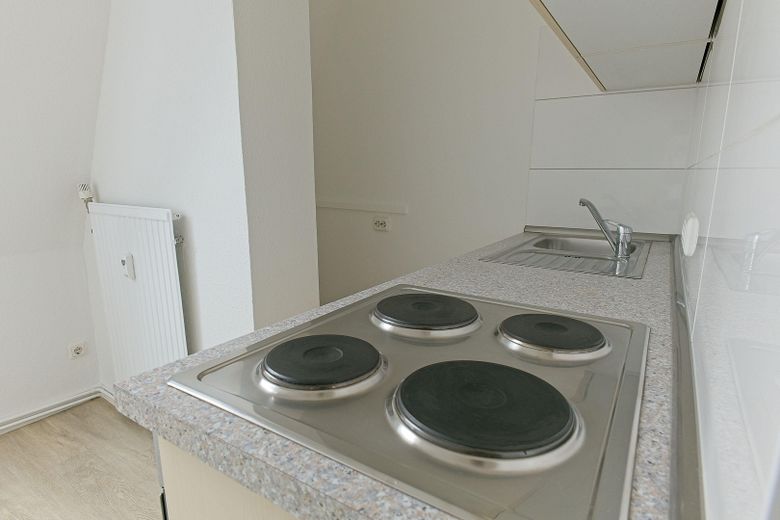 Stilvolle ruhige 3-Zi-Dachgeschosswohnung – eigene Etage, Dachbalken & Gartenmitnutzung – Küche