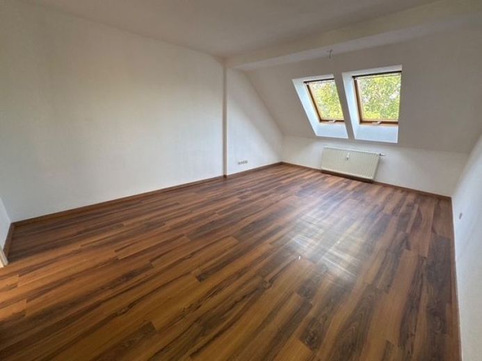 DG - modernes Laminat - Bad mit Fenster - in Küchwaldnähe ! – Foto 1