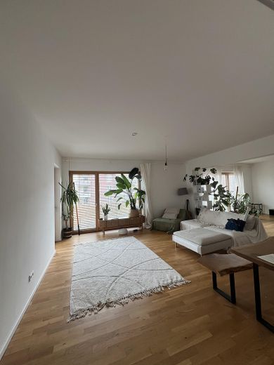 Modernes Neubau-Apartment mit großzügigem Balkon / Berlin-Stralau – Wohnbereich