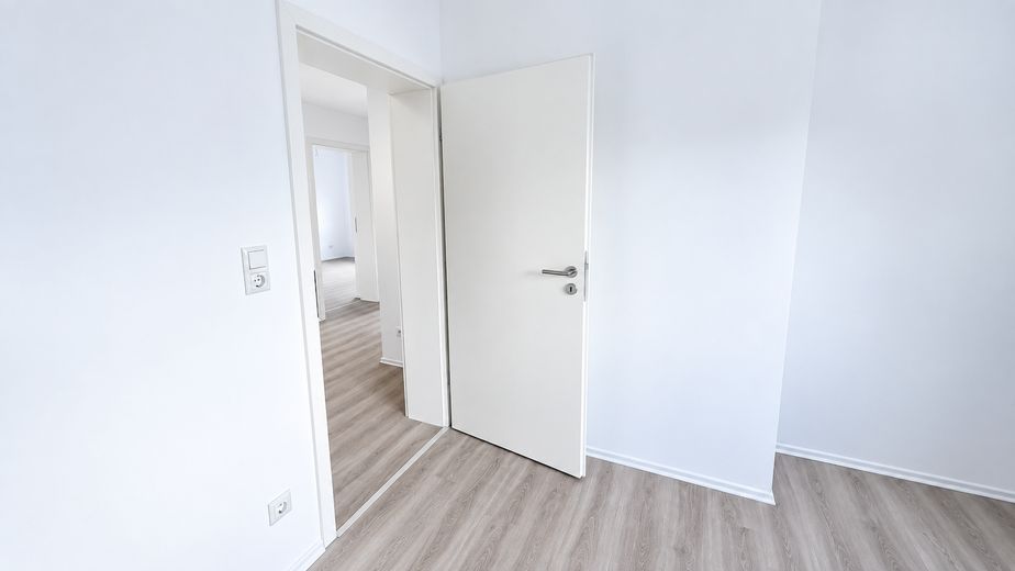 Pierwsze zasiedlenie po remoncie: dwupoziomowe mieszkanie 4-pokojowe z kuchnią i łazienką, pracownią na poddaszu, balkonem i klimatyzacją w Hasselroth – Wohnzimmer