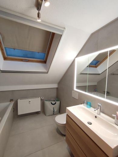 Provisionsfrei: Lichtdurchflutete DG-Wohnung mit 16 m² Dachterrasse, Aufzug & TG-Stellplatz – Bad