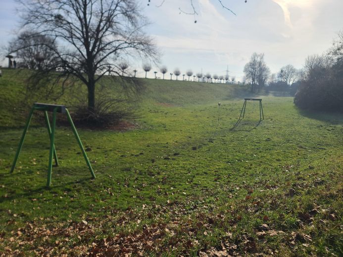 Wohnen direkt am Rhein in Orsoy .... – Spielplatz am Seniorenheim 