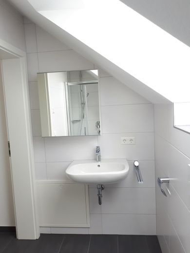 Doppelhaushälfte mit Garten – DG - Badezimmer