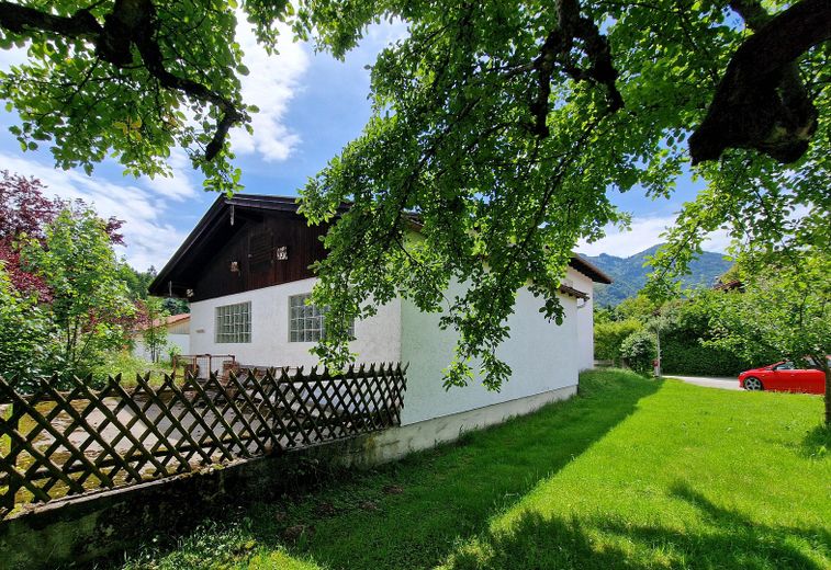 Großzügiges Wohnhaus mit viel Potenzial und in bester Lage – Garagengebäude