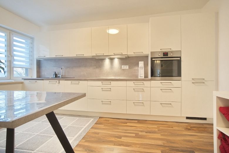 Bright, renovated and newly furnished apartment in attractive town centre location, with optional parking space – d9dda9be2d3884bb7ba4ceb908b1131178a4276b.jpg