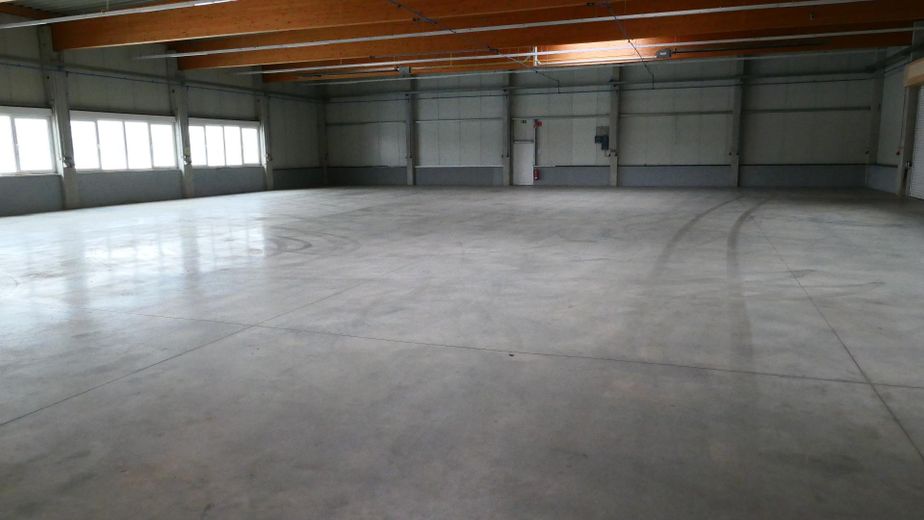 Halle mit Ausstellungs- Verkaufs- Lager- Büros und Nebenräumen, Aufteilung evtl. in 3 Teilbereiche. – Foto 16