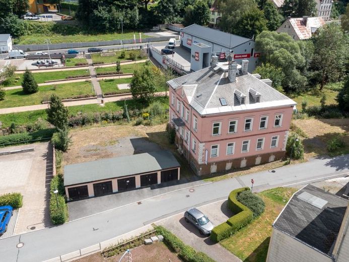 Edificio storico residenziale e commerciale al confine – attività commerciale, abitazione e potenziale di sviluppo – Foto 1