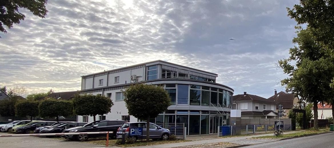 Interessante proprietà ad uso ufficio con potenziale di rendimento in una posizione molto richiesta a Schönefeld Großziethen – Front seitlich