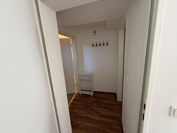 Helle Kellerwohnung mit Einbauküche und kleiner Terrasse – Foto 5
