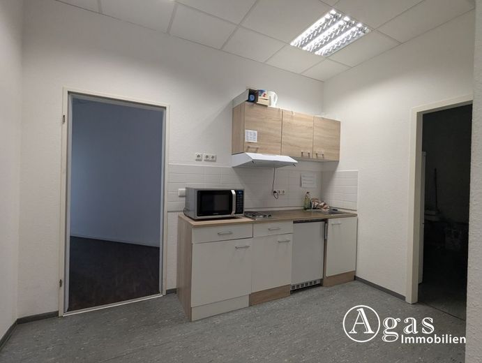 Büro mit Lagerhalle in verkehrsgünstiger Lage – Teeküche