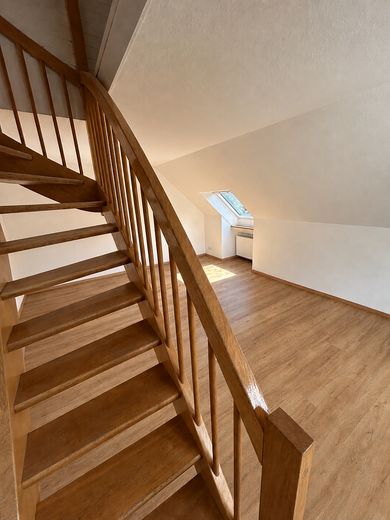 Modern renovierte 3,5-Zimmer-Maisonette mit großem Hobbyraum und Balkon – Foto 2