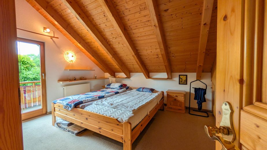 Ruhige Lage, charmantes Einfamilienhaus in kanadischer Rot-Zeder-Bauweise mit großem Garten – Foto 16