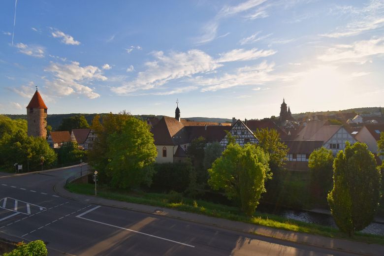 2 Zimmer Wohnung mit EBK und Balkon in Weil der Stadt – Panoramablick aus dem WZ