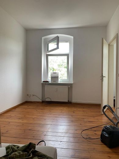 Schöne 2-Zimmer-Wohnung mit Balkon in guter Lage – Wohnzimmer