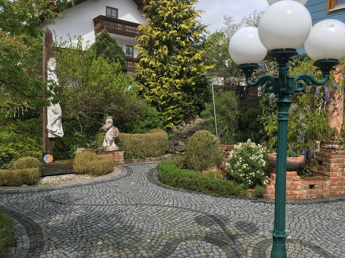 Am Waldrand gelegenes Einfamilienhaus mit ELW und parkähnlichem Garten – Heiliger Platz