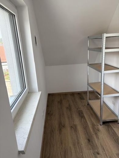 3,5 Zimmer DG- ETW im neuw. 2-FH, 91220 Schnaittach  EB 11/23 incl. Gartenanteil/Garage uvm. – Halbes Zimmer/Kind leer
