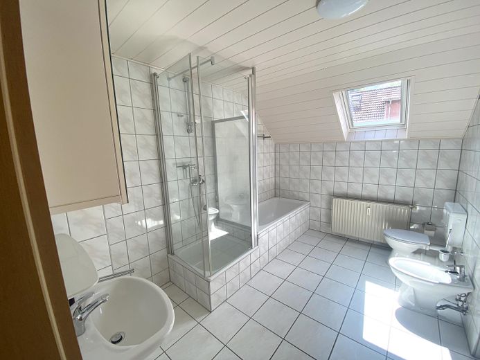 DHH ca. 170 qm Wohnfläche zuzügl. Nutzfläche, sowie Balkon Carport Stellfläche Garten – Badezimmer