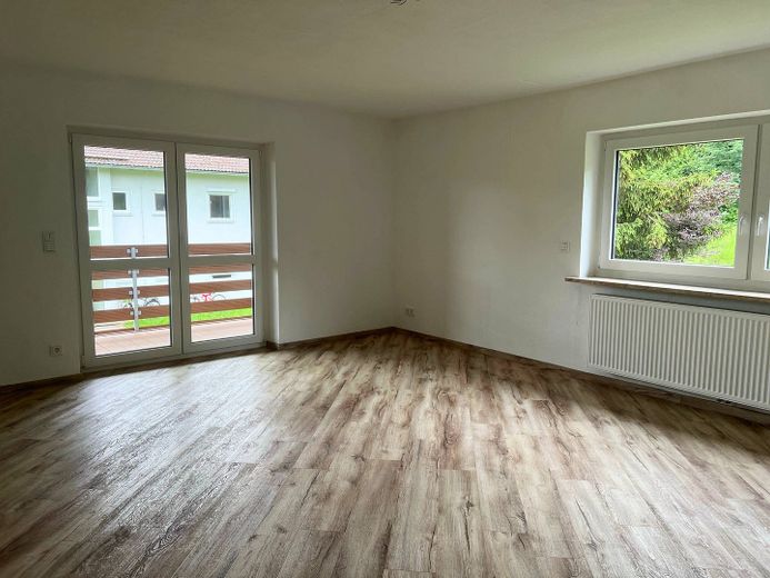 EINZIEHEN UND SPAREN: Große 3-Zimmer-Wohnung mit großem BALKON und EBK im staatlich anerkannten Naturerholungsort Lechbruck am See – Ansicht II: Wohnzimmer