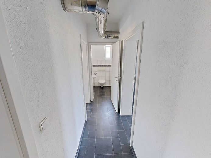 ŞÖMİNE, ankastre mutfak ve BALKONLU modernize edilmiş 2 odalı eski bina dairesi – Flur