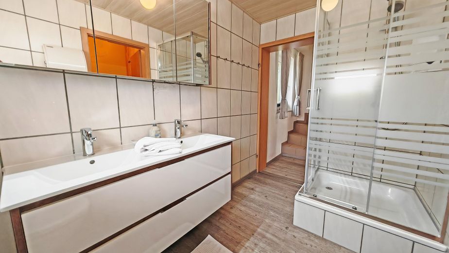 TOP-Altersvorsorge: 4-Sterne-Ferienhaus in ruhiger Lage nur 200m zum Plauer See – Badezimmer m. Doppelwaschtisch